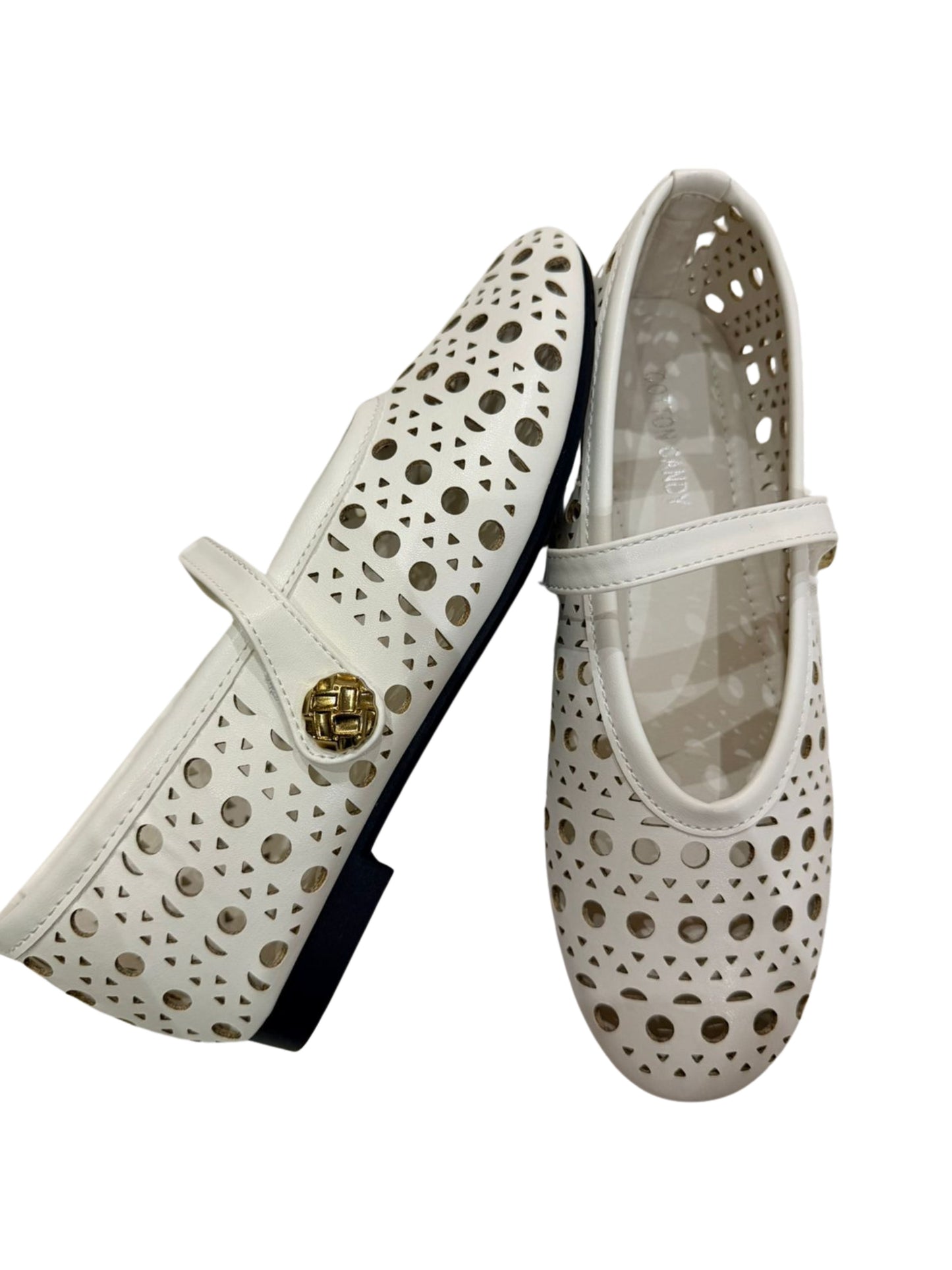 Classic White Mary Jane Shoes – Style, Comfort and Versatility